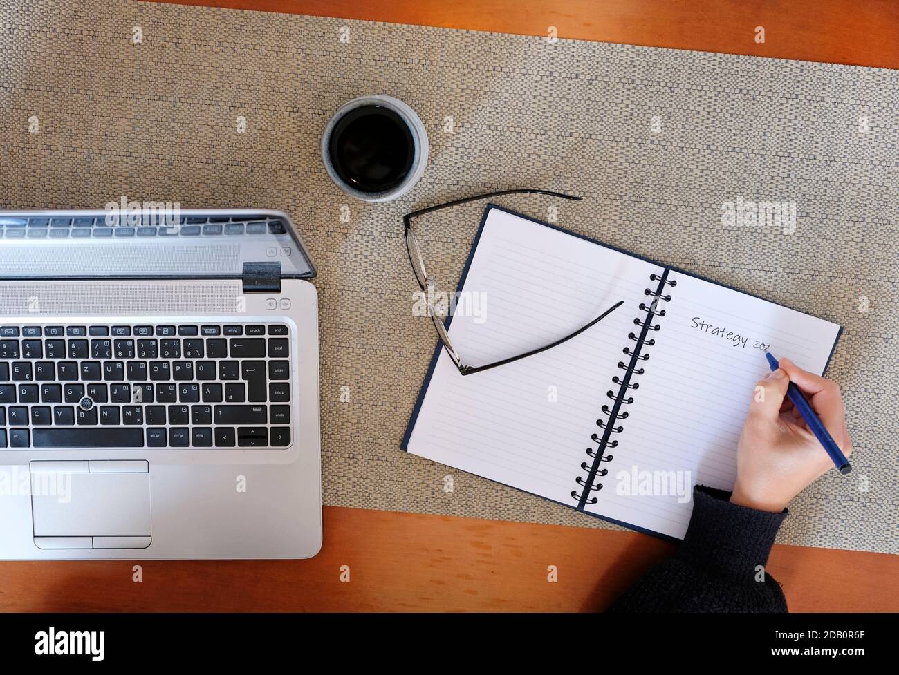Elaborare la strategia per il prossimo anno in un notebook Foto Stock