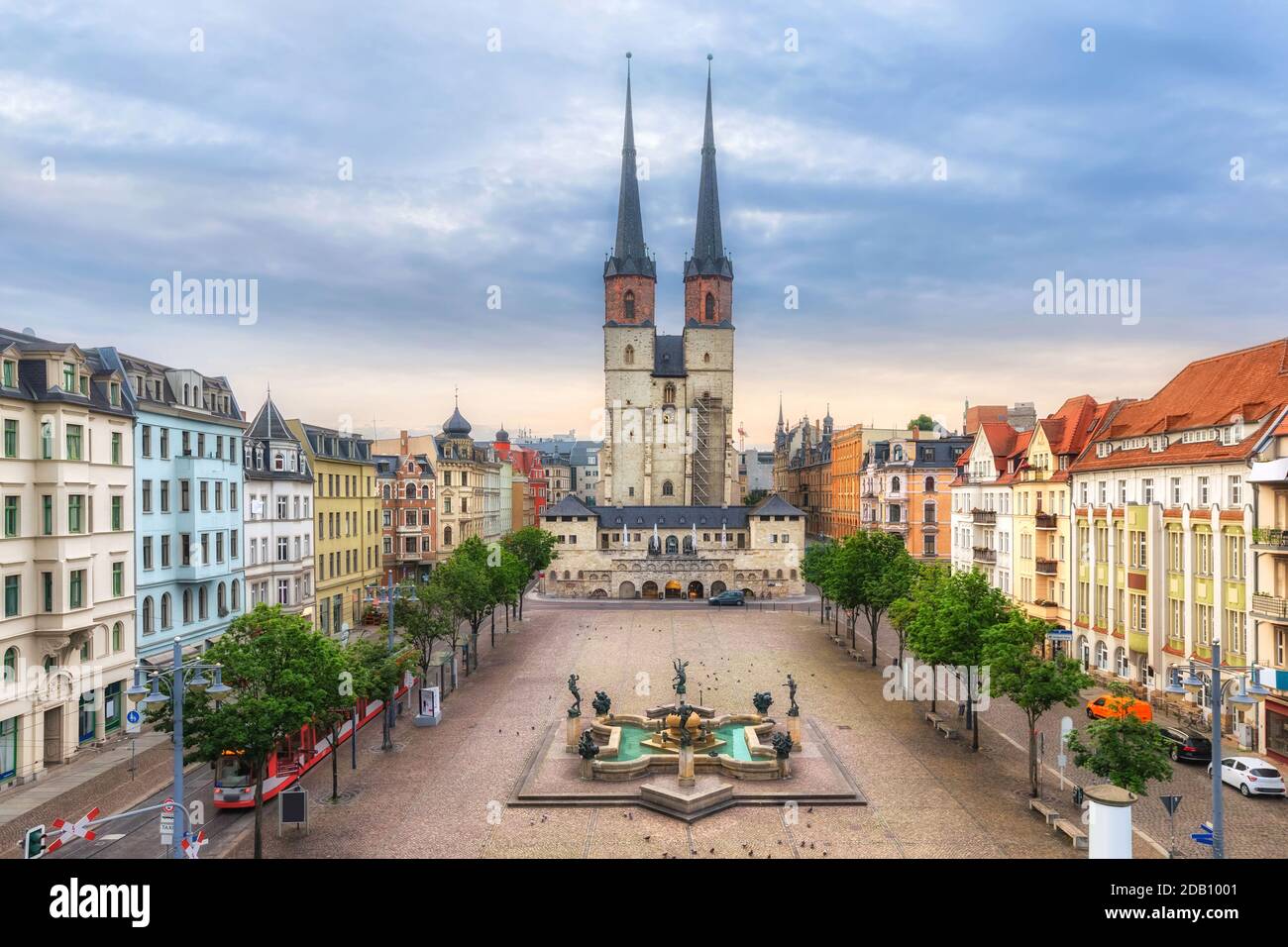 Halle (Saale), Germania. Veduta aerea di piazza Hallmarkt e della chiesa di Marktkirche nel centro storico Foto Stock