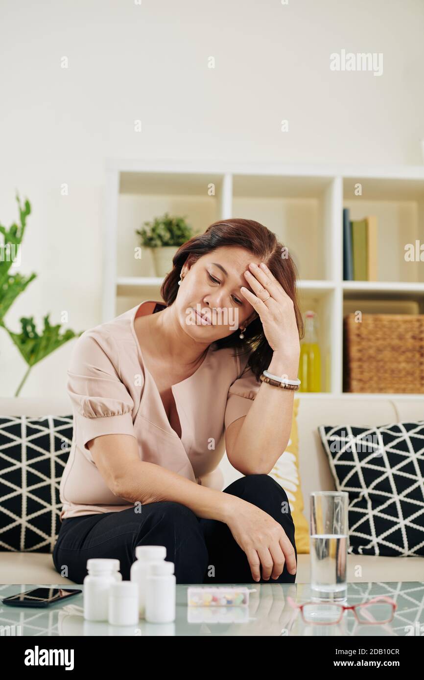 La donna che soffre di mal di testa Foto Stock