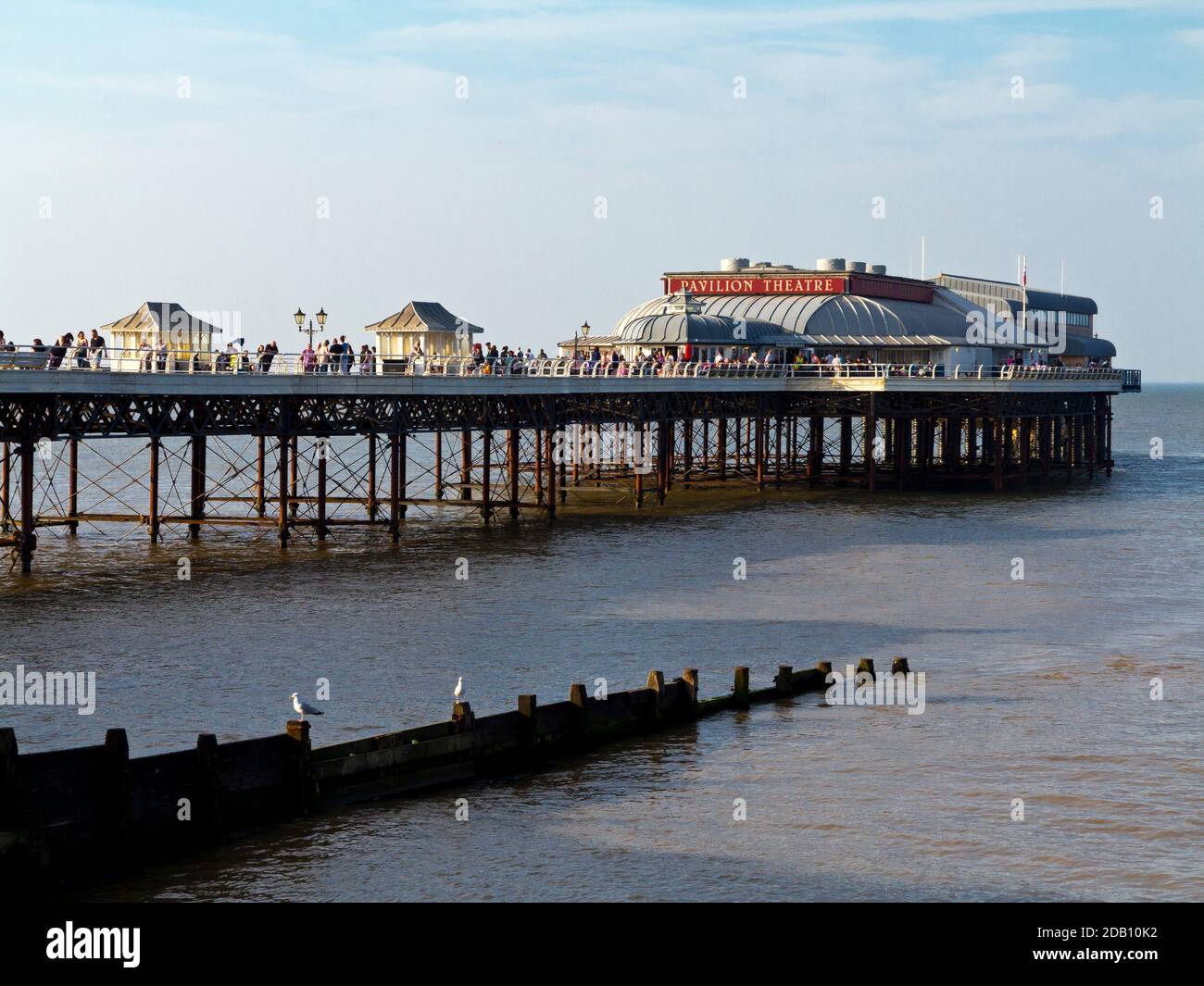 Cromer Pier nel nord di Norfolk Inghilterra UK un molo classificato di grado 2 che ospita il Pavilion Theatre e la stazione di scialuppa di salvataggio Cromer. Foto Stock