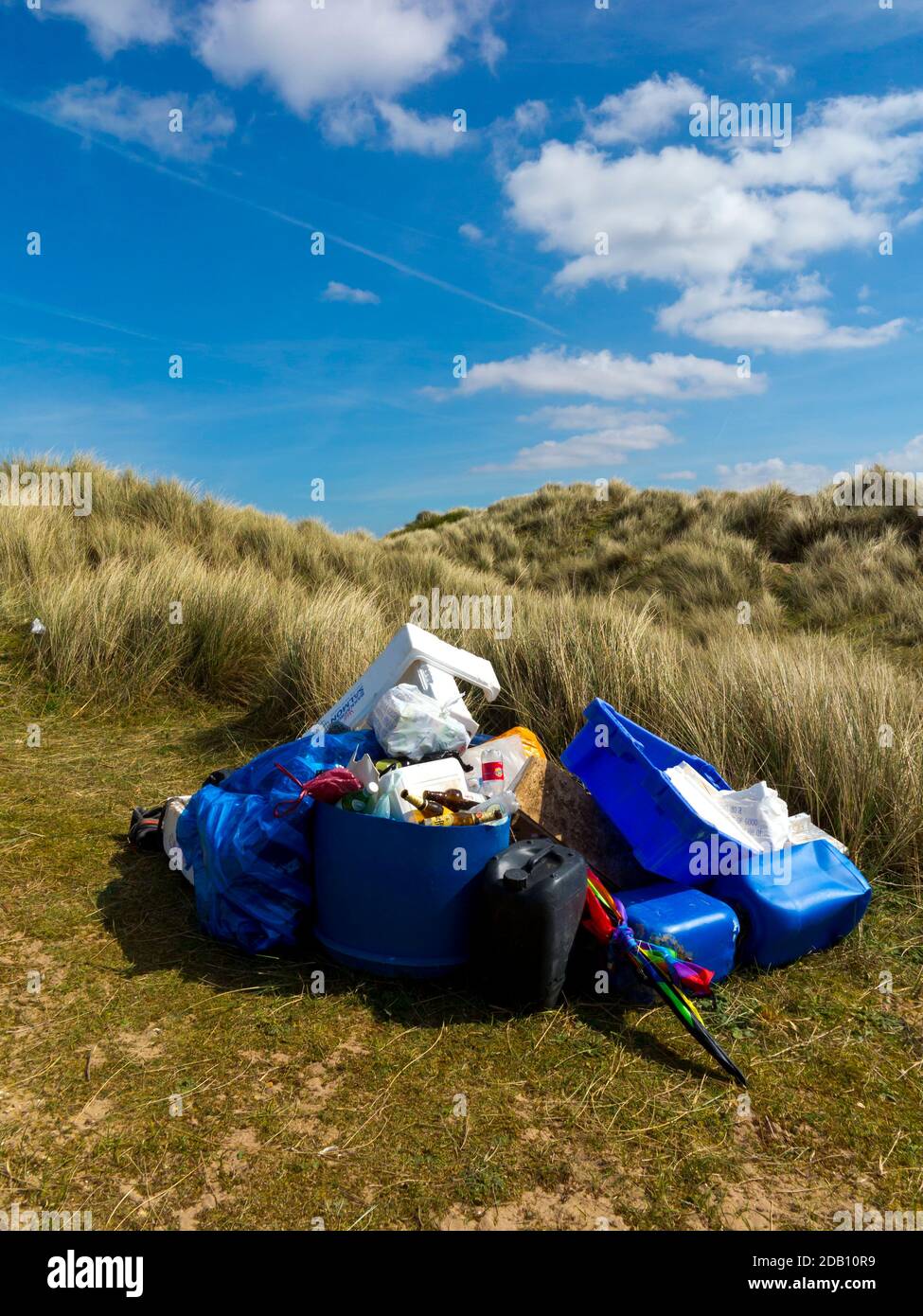 Rifiuti, inclusa la plastica rimossa dopo una pulizia della spiaggia, per evitare l'ingresso di rifiuti indesiderati nell'ambiente marino. Foto Stock