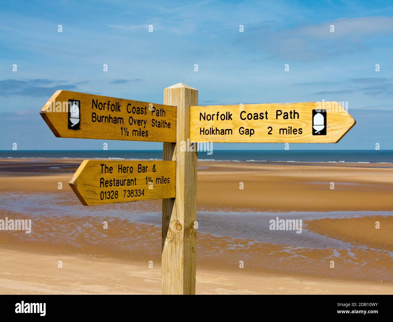 Cartello in legno sul Norfolk Coat Path a Holkham Bay Norfolk Inghilterra Regno Unito Foto Stock