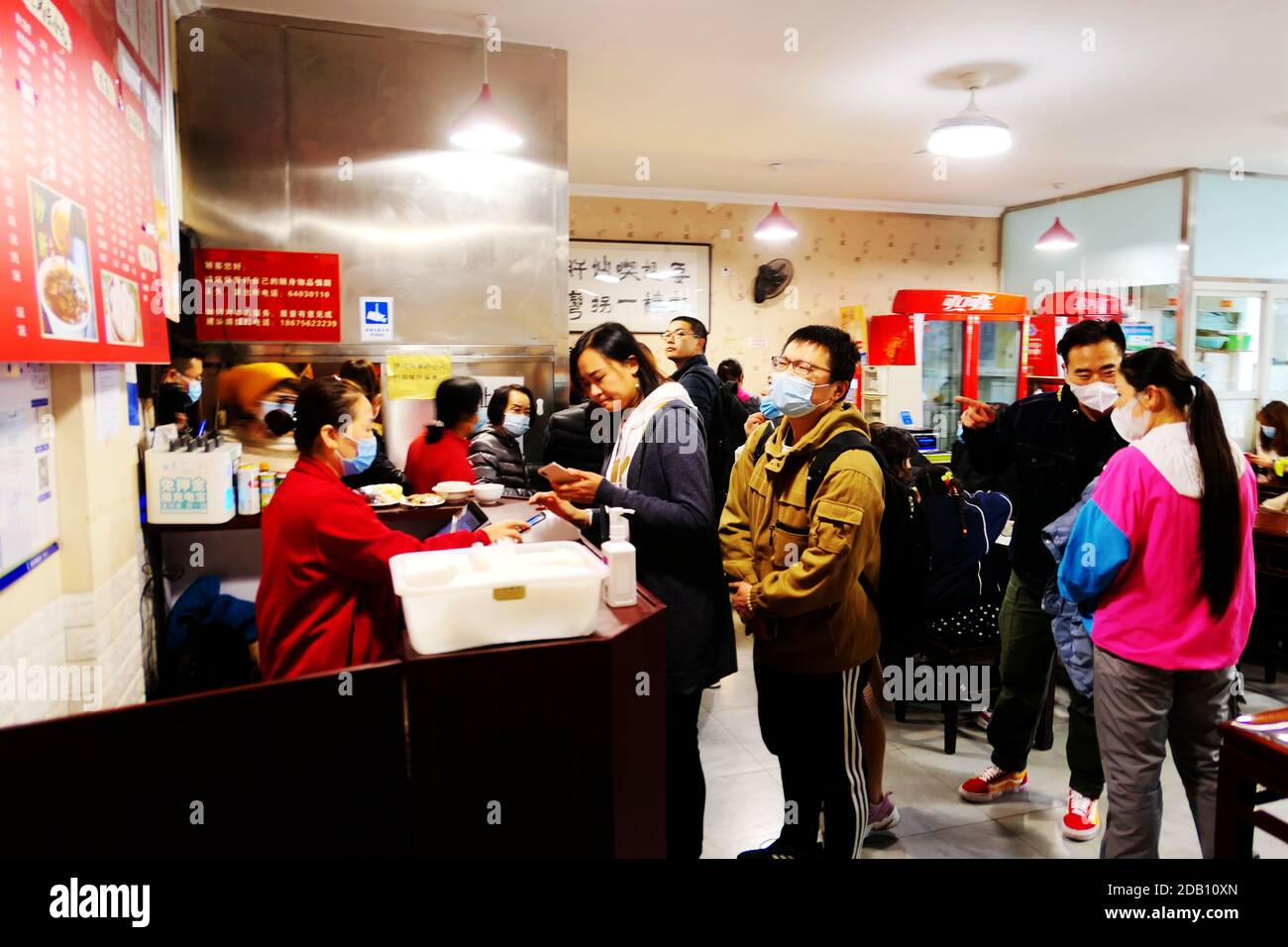 Dongcheng, Dongcheng, Cina. 16 Nov 2020. Pechino, CINA-Diners e clienti si allineano al ristorante Yaoji Stewed liver in Gulou Street, Pechino, 15 novembre 2020.Yaoji Fried Liver, uno snack bar di Pechino dove il candidato democratico alla presidenza Joe Biden ha cenato nove anni fa, è diventato un successo dopo la sua vittoria alle elezioni presidenziali americane, con una folla di turisti che si sono accalcati per un pasto e spesso in attesa di lunghe code per scattare foto all'esterno. Credit: SIPA Asia/ZUMA Wire/Alamy Live News Foto Stock