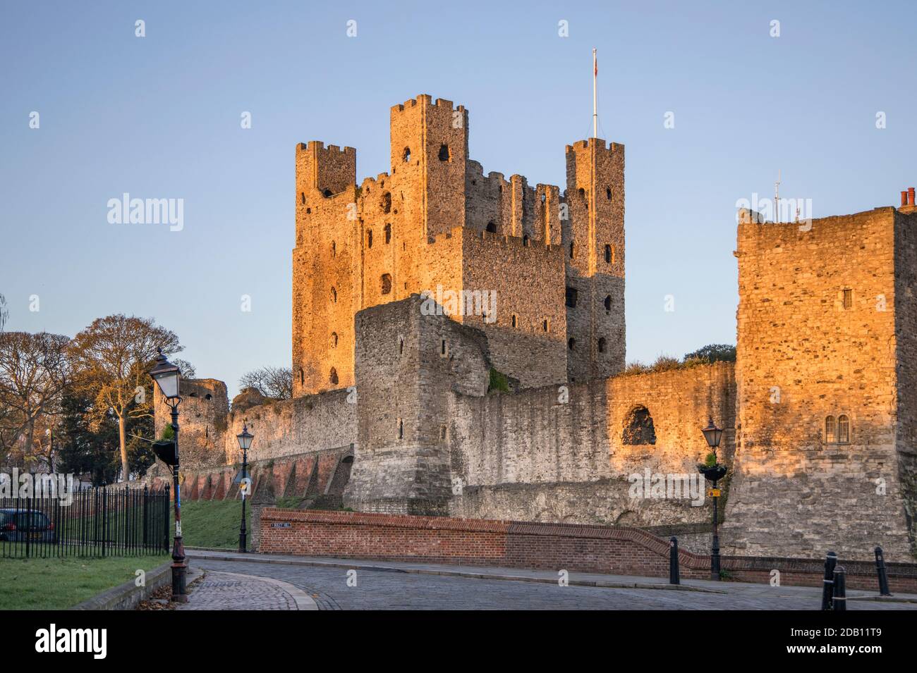 lo storico castello di rochester si affaccia sul fiume medway a rochester kent Foto Stock