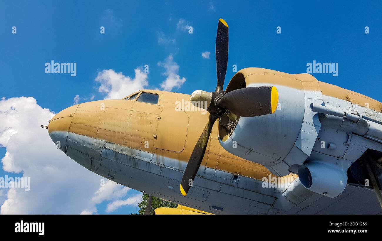 METLIKA, SLOVENIA - 31 luglio 2018: Aereo della vecchia guerra mondiale 2 in colori camouflage. Vintage, retro, aereo, aereo, aereo, aereo ad elica, Douglas Dakota D. Foto Stock