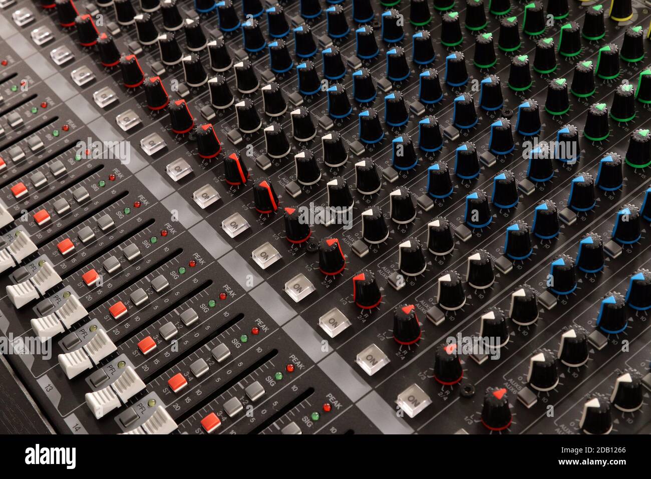 Pulsanti e manopole per regolare un mixer per la musica e. elaborazione del  suono Foto stock - Alamy