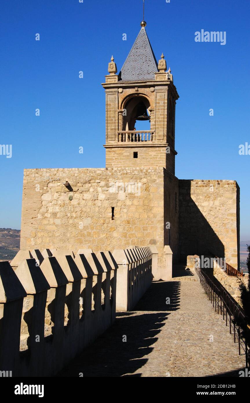 Vista lungo i bastioni del castello verso la torre del Torrione, Antequera, Provincia di Malaga, Andalusia, Spagna, Europa Foto Stock
