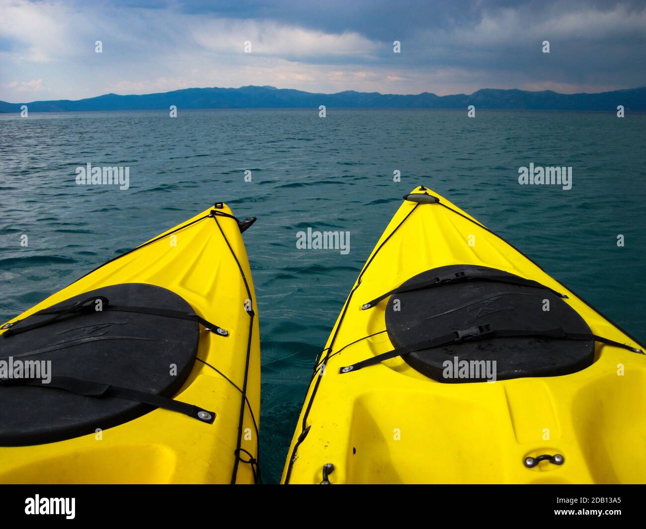 Due kayak nel mezzo del lago Tahoe California puntando verso l'orizzonte dalla vista dei kayak Foto Stock