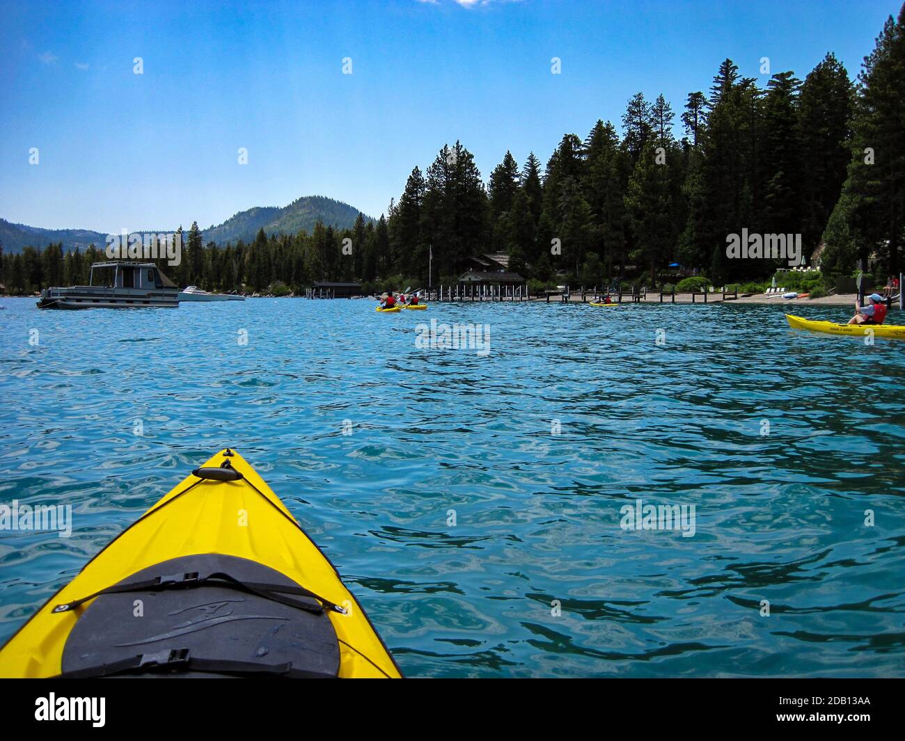 Gruppo di kayak sul lago Tahoe West Shore dal prospettiva di un kayak sull'acqua Foto Stock