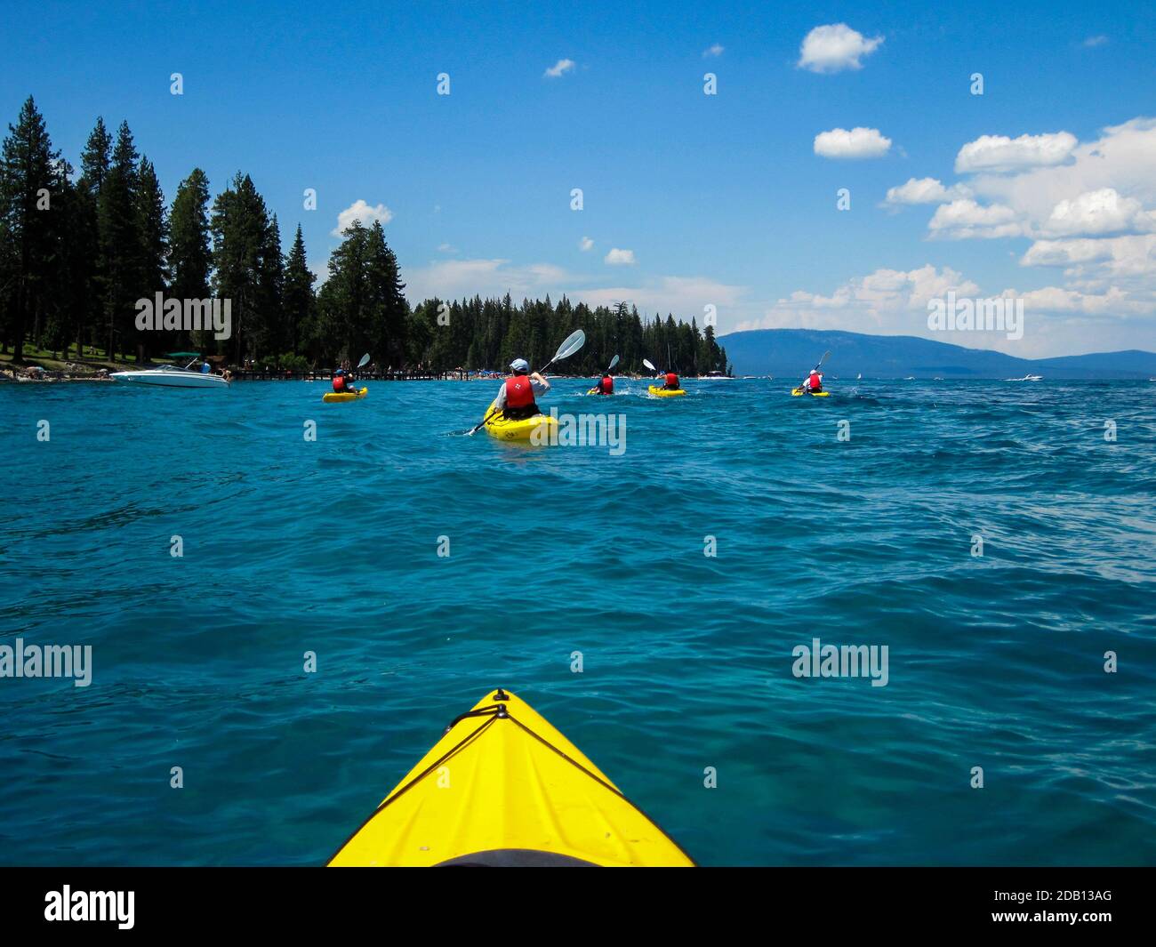 Gruppo di kayak sul lago Tahoe che ritorna allo stato di Sugarpine Parcheggia dal punto di vista di un kayak sull'acqua Foto Stock