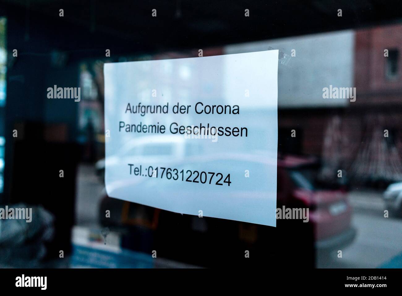 Cartello che informa della chiusura dovuta al Covid-19 presso un negozio a Mannheim/Germania. Con molte restrizioni locali, la crisi del Covid-19 ha colpito i rivenditori Foto Stock