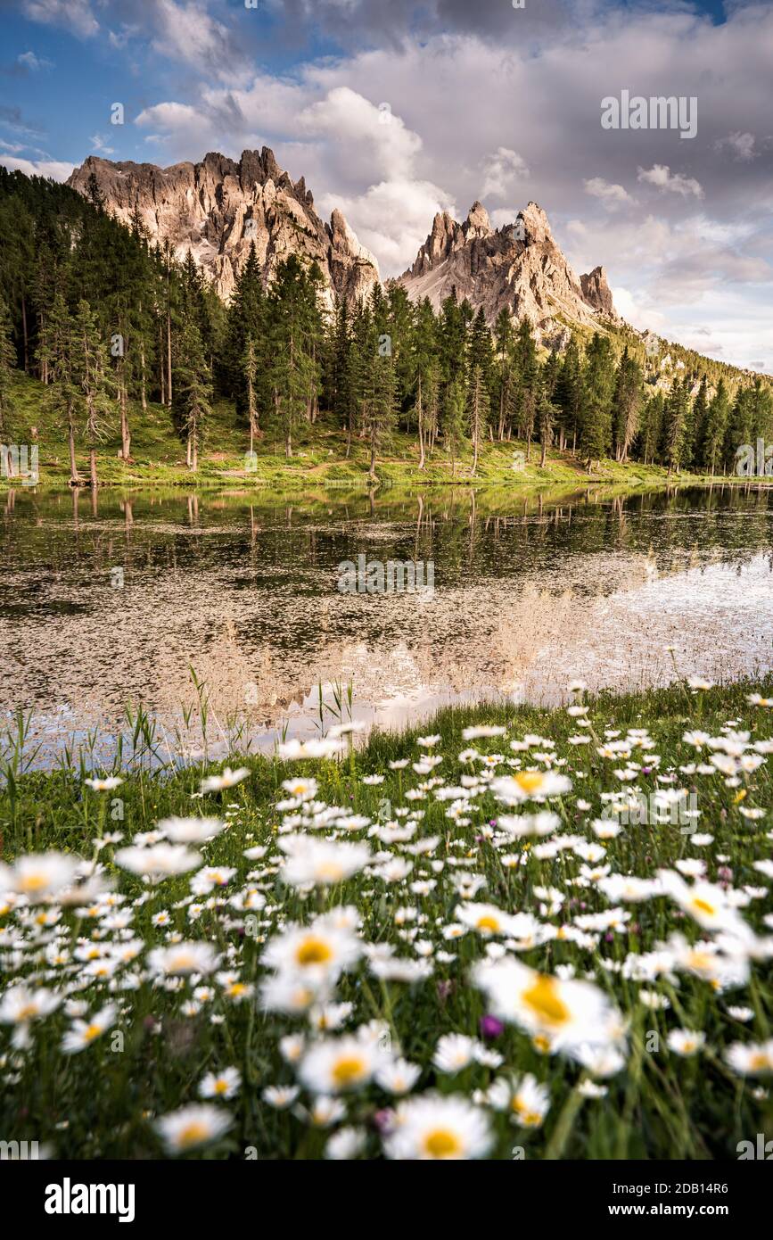 Paesaggio, montagna e riflessione vicino al Lago di Antorno, Alpi Dolomiti Foto Stock