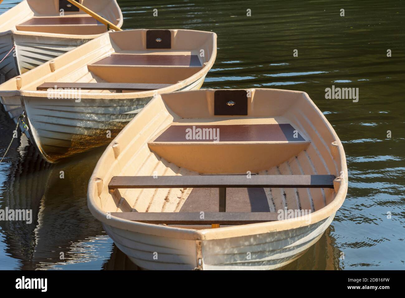 Barche per passeggiate sul fiume vicino alla riva. Messa a fuoco selettiva. Foto Stock