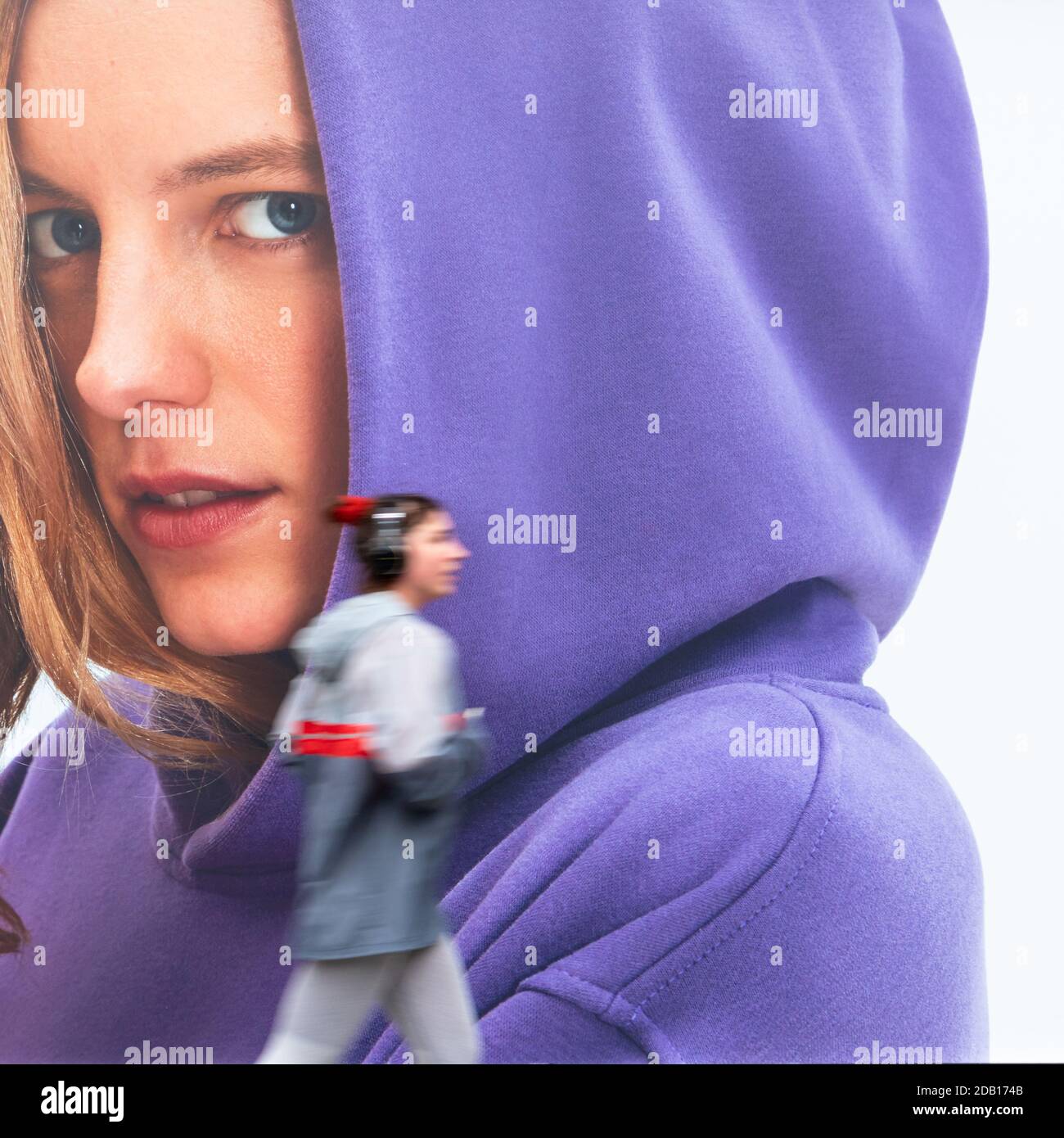 Una donna con le cuffie che passa accanto a Shaftesbury Avenue, londra, regno unito Foto Stock