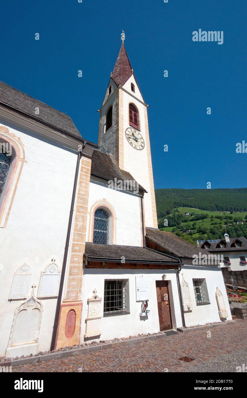 Chiesa parrocchiale di Santa Walburga nel villaggio di Martell, Valle Martelltal, Bolzano, Trentino-Alto Adige, Italia Foto Stock
