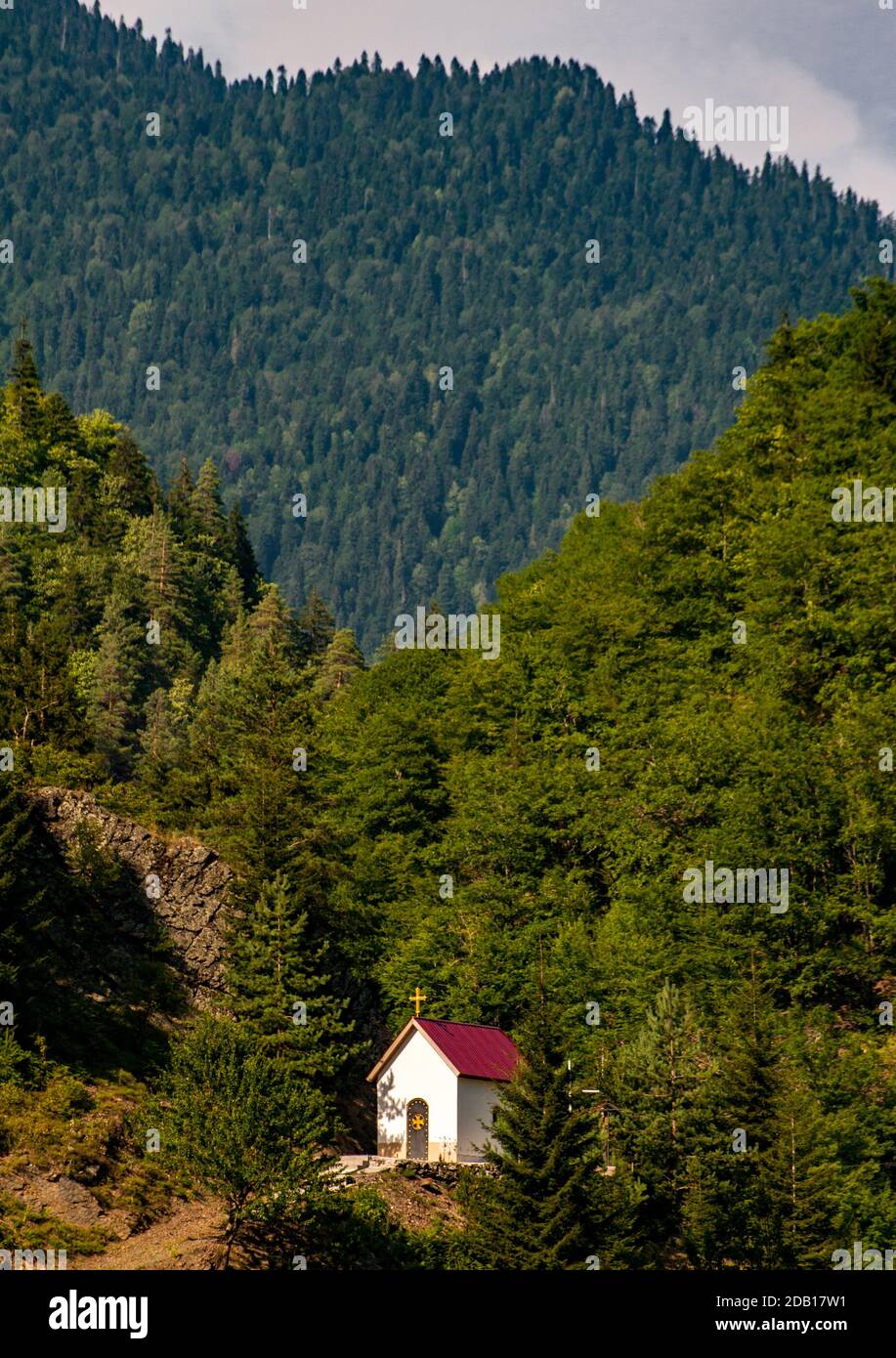 Cappella nella foresta lungo la strada da Zugdidi a Mestia, Georgia seguendo il fiume Enguri Foto Stock
