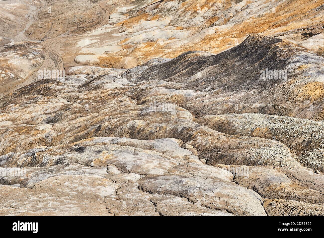 corsi d'acqua formarono un raine in una terra di argilla privo di terreno in un sito di estrazione a buca aperta Foto Stock corsi d'acqua formarono un raine in una terra di argilla privo di terreno in un sito di estrazione a buca aperta Foto Stock