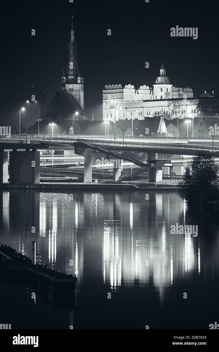 Il Castello Ducale e la Cattedrale di Szczecin si riflettono nel fiume Odra nella notte nebbia, in Polonia. Foto Stock