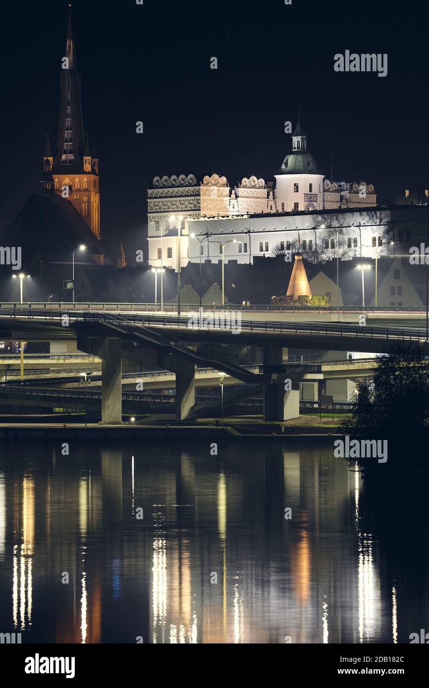 Il Castello Ducale (Zamek Ksiazat Pomorskich) e la Cattedrale di Szczecin si riflettono nel fiume Odra nella notte nebbia, in Polonia. Foto Stock