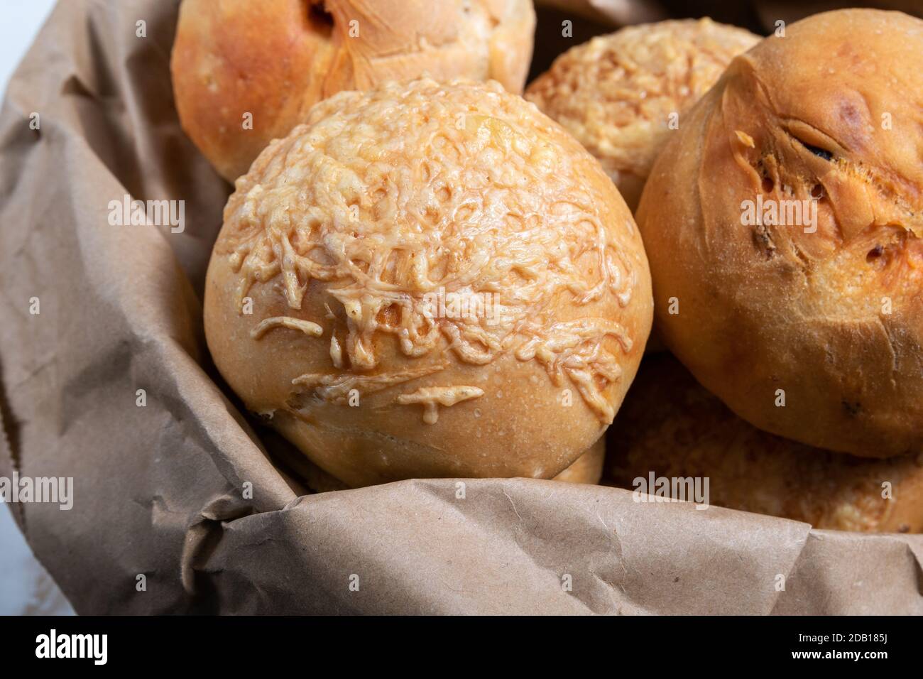 Pane chorizo fatto in casa con formaggio Emmental Foto Stock