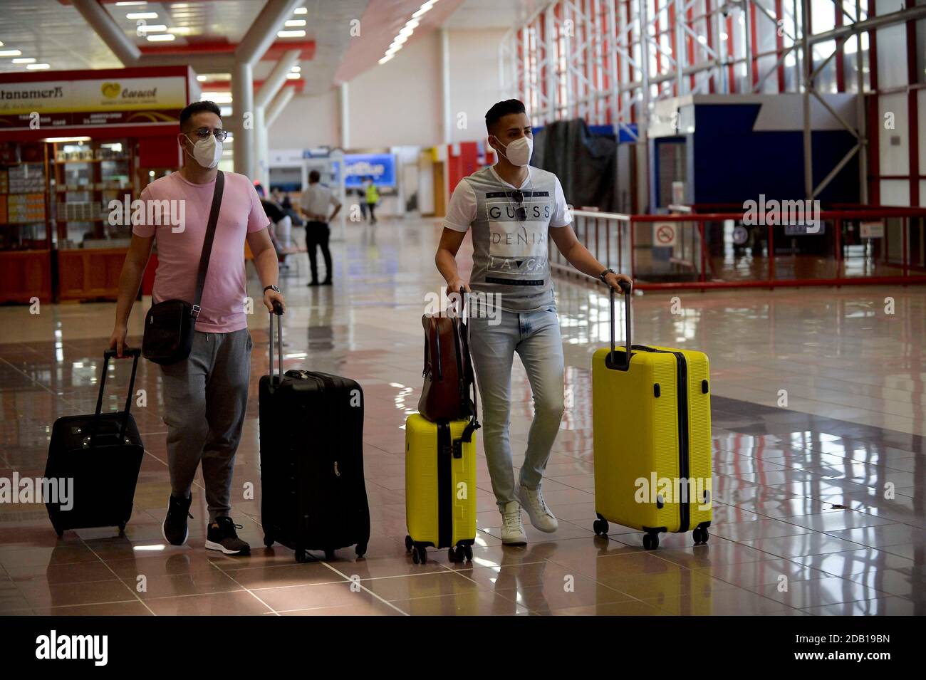 (201116) -- L'AVANA, 16 novembre 2020 (Xinhua) -- i passeggeri che indossano maschere facciali sono visti all'aeroporto internazionale Jose Marti di l'Avana, Cuba, 15 novembre 2020. L'aeroporto internazionale Jose Marti di l'Avana ha ripreso l'attività domenica dopo essere stato chiuso per più di sette mesi a causa della pandemia COVID-19. (Yamil Lage/AFP/Pool via Xinhua) Foto Stock