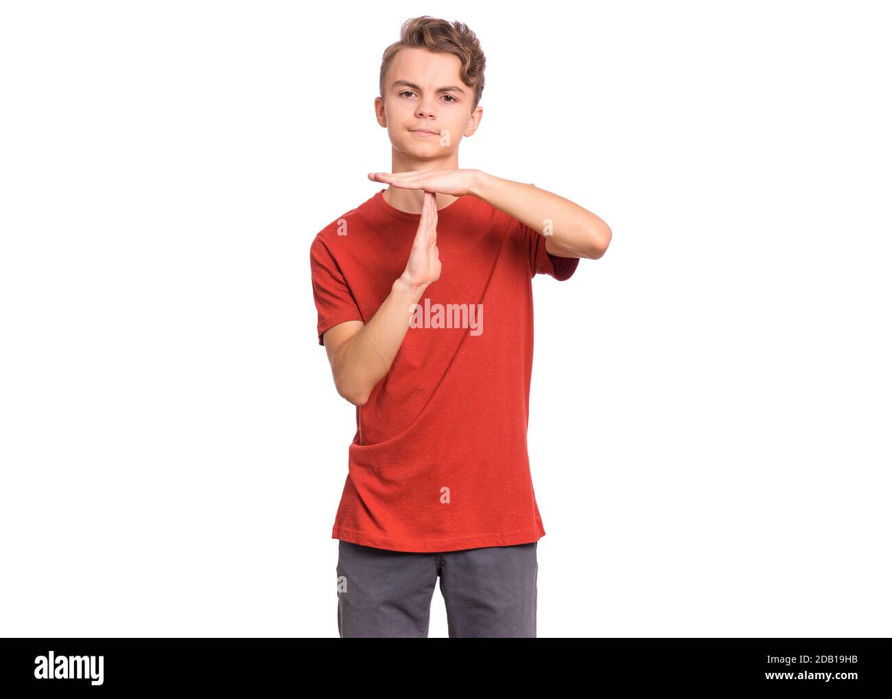 Bel ragazzo teenager che mostra il gesto del timeout con le mani, isolato su sfondo bianco Foto Stock