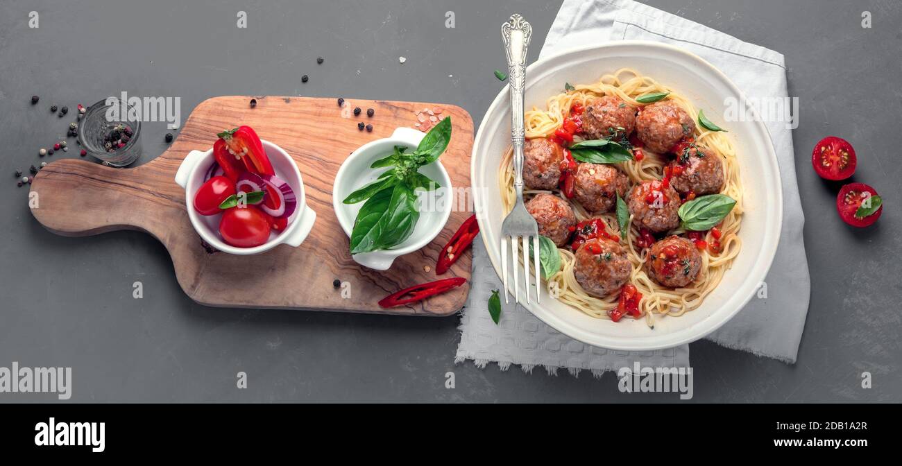 Polpette con salsa di pomodoro e spaghetti. Autentica ricetta italiana. Vista dall'alto, Panorama, banner Foto Stock