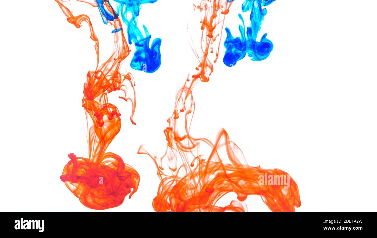 Inchiostro colorato in acqua isolato su bianco, gocce di vernice in acqua, movimento di gocce colorate, sfondo astratto. Foto Stock