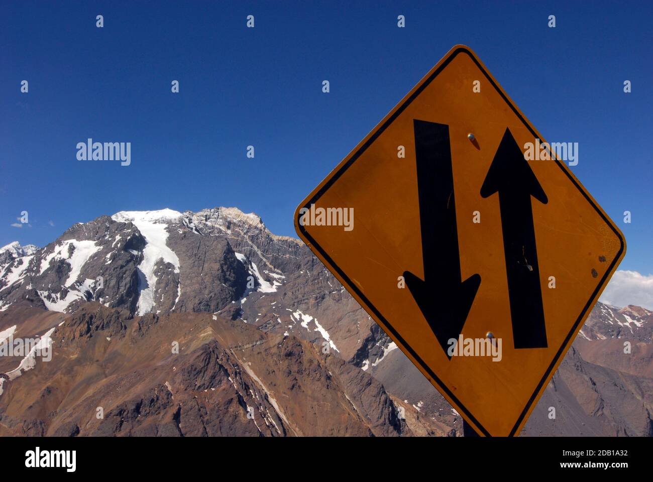 segnale di controflow corsia o segnale stradale sulla strada Foto Stock