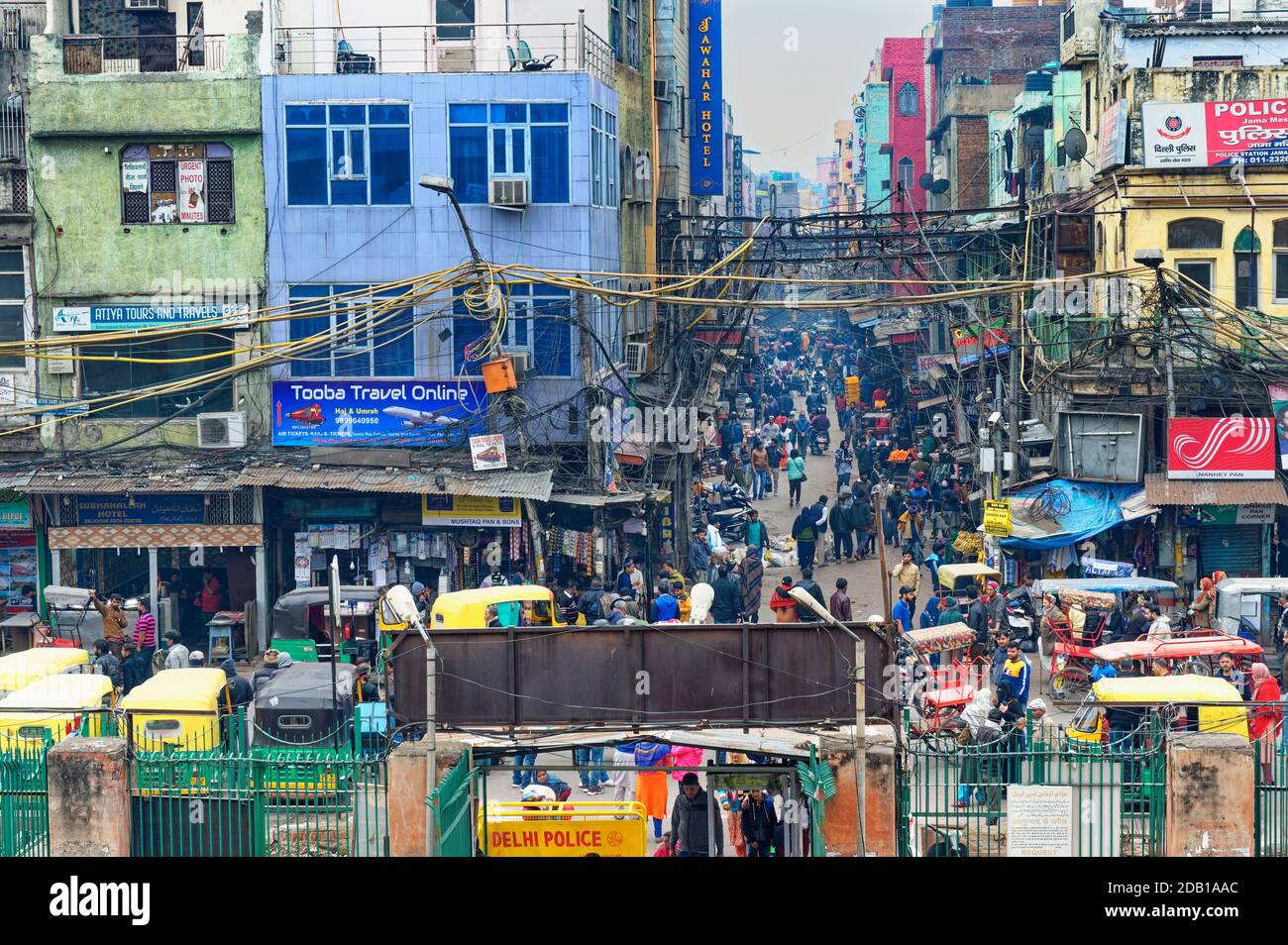 Strada caotica, il bazar di Chandni Chowk, uno dei più antichi mercati di Old Delhi, India Foto Stock