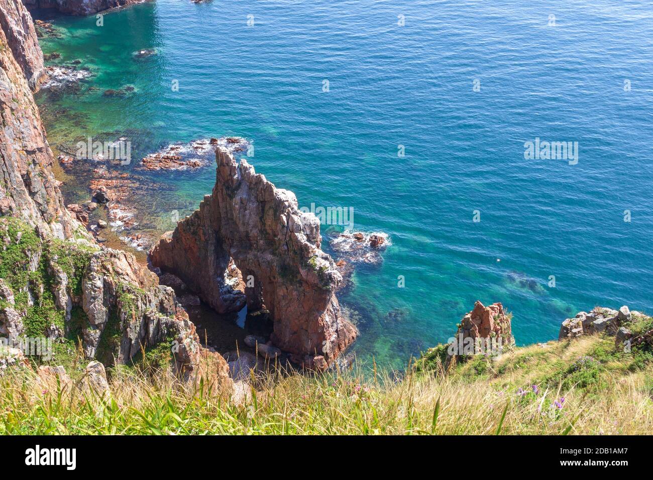 Paesaggio pittoresco con vista sulle rocce e sul mare in una giornata estiva soleggiata sull'isola di Shkota a Vladivostok. Foto Stock
