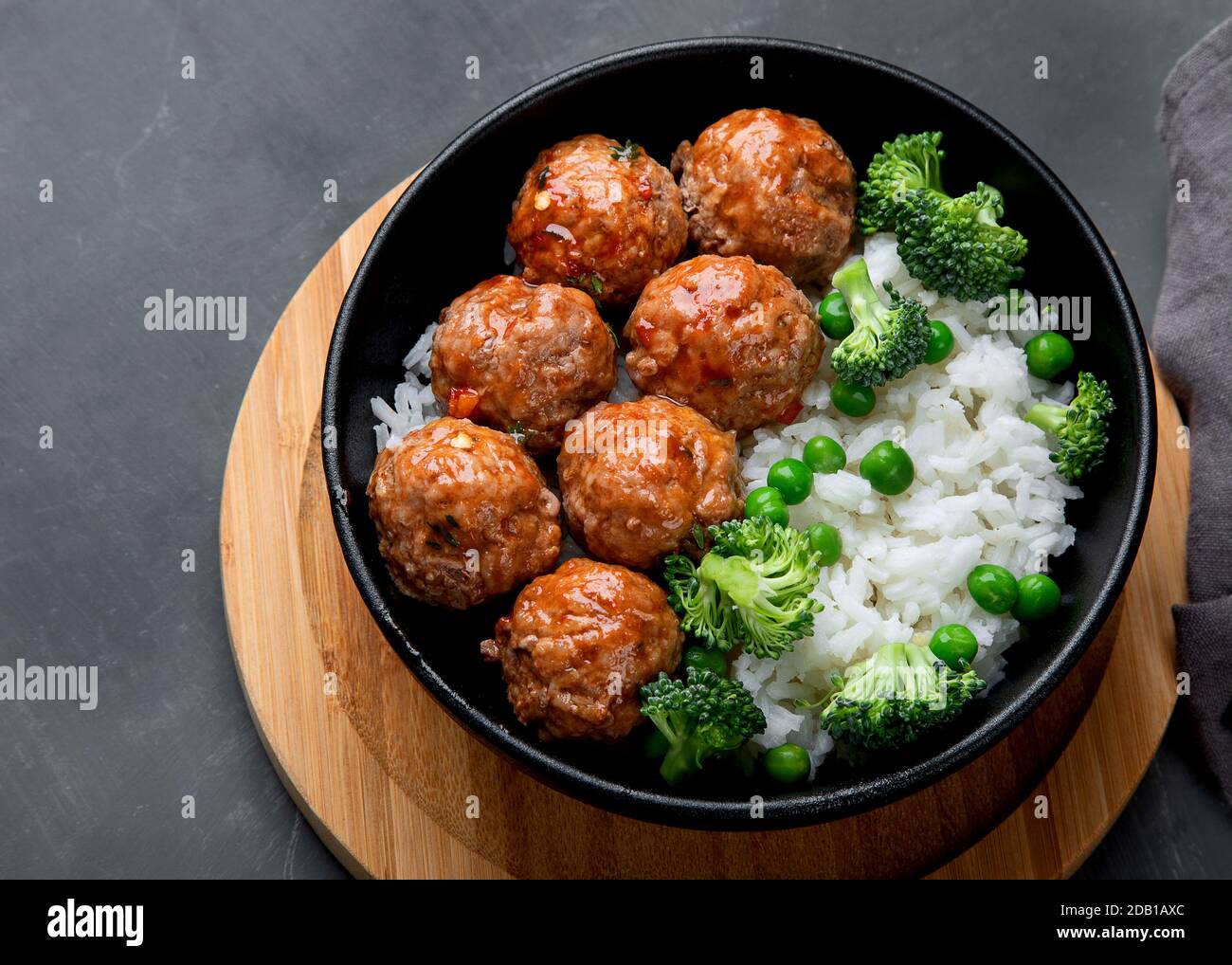 Polpette fatte in casa con riso fritto e verdure. Cibo equilibrato e sano. Foto Stock