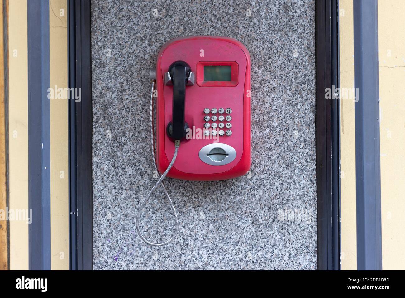 Vecchio telefono di strada. Un modo di comunicazione obsoleto. Foto Stock