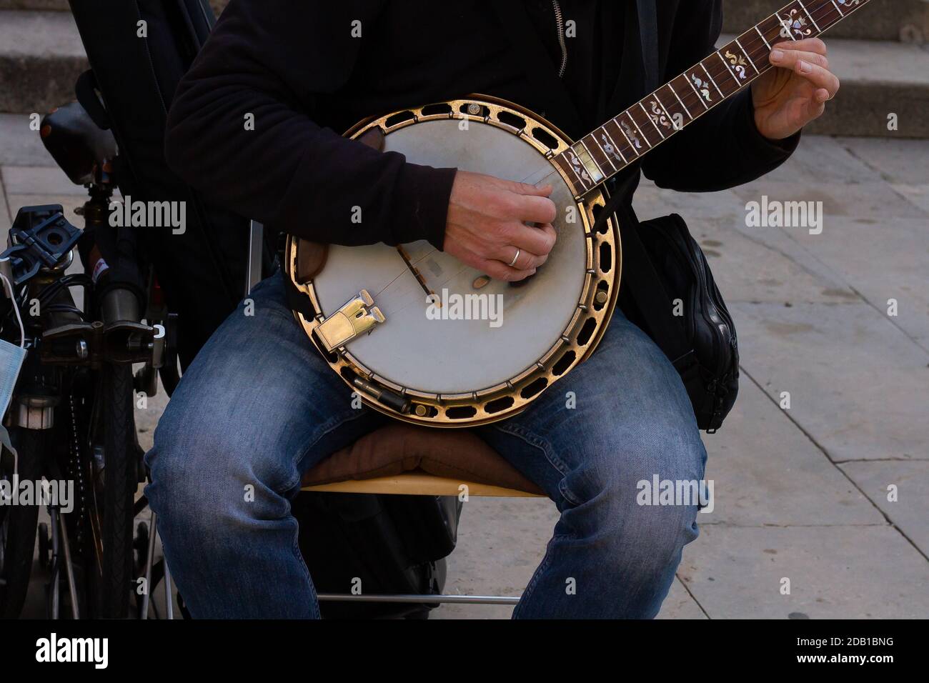 Un primo piano di un musicista di strada che suona la bandurria Foto Stock