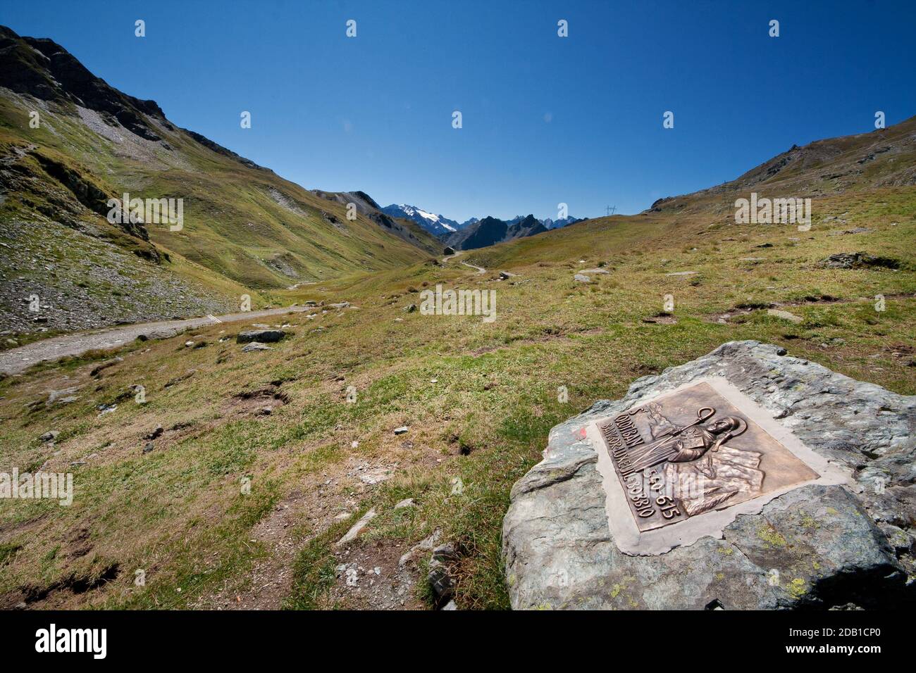 Il viaggio di San Colombano - lapide che celebra il passaggio di San Colombano e dei suoi monaci - Passo Septimer (quota 2,310 metri), Alpi svizzere Foto Stock