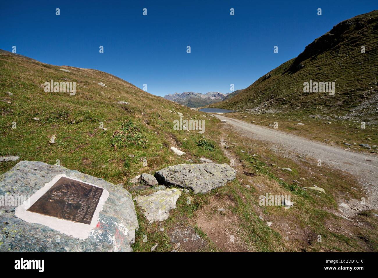 Il viaggio di San Colombano - lapide che celebra il passaggio di San Colombano e dei suoi monaci - Passo Septimer (quota 2,310 metri), Alpi svizzere Foto Stock