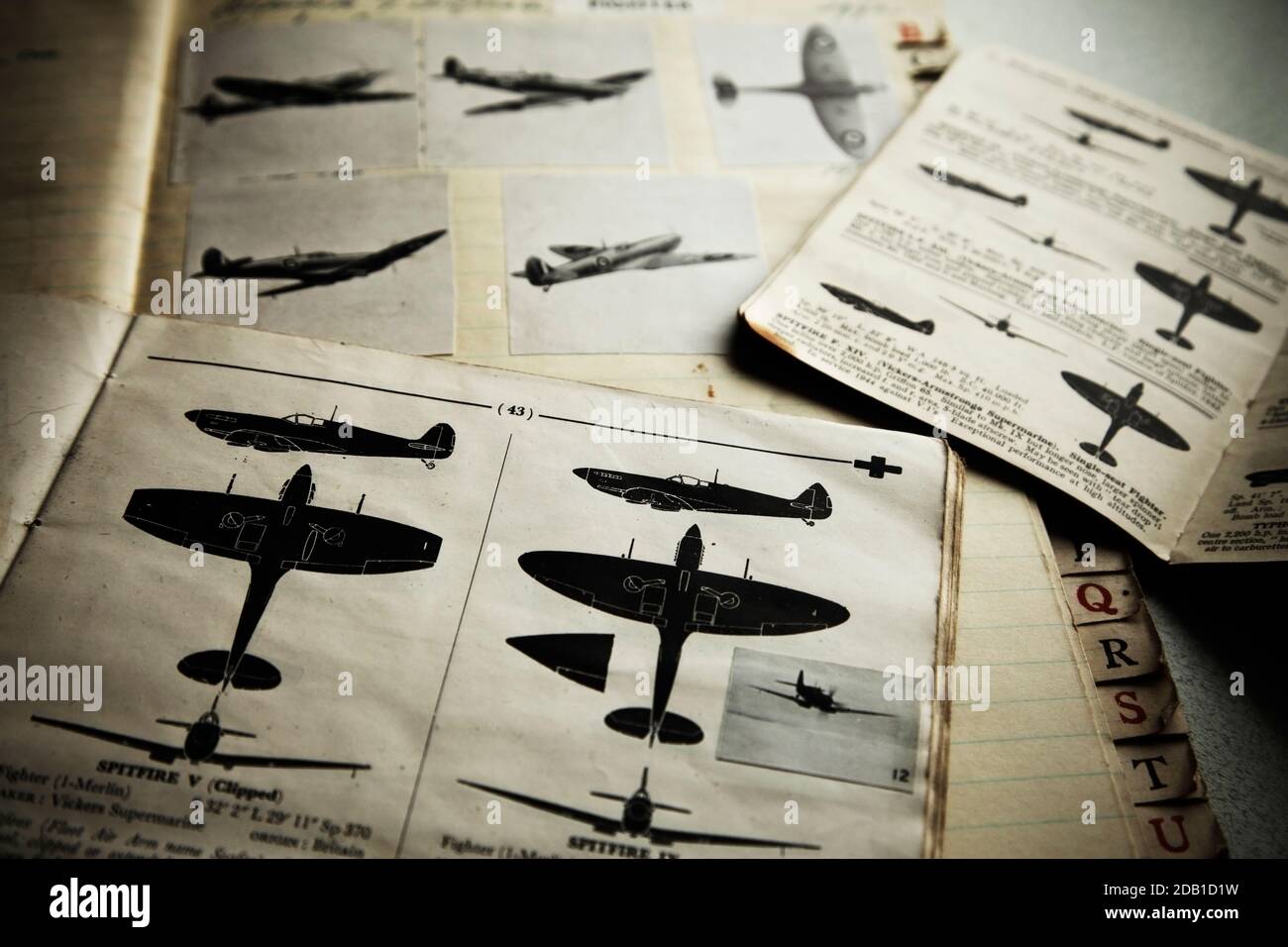 Raccolta di informazioni sull'identificazione degli aeromobili della seconda guerra mondiale, con il combattente Supermarine Spitfire. Foto Stock