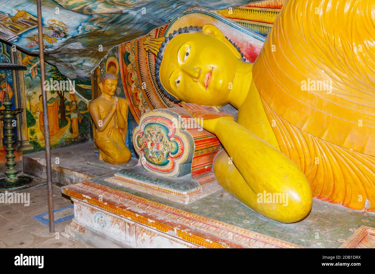 Statua del Buddha reclinato nel monastero del tempio di roccia di Mulkirigala (Mulkirigala Raja Maha Vihara), un antico tempio buddista nella provincia meridionale dello Sri Lanka Foto Stock