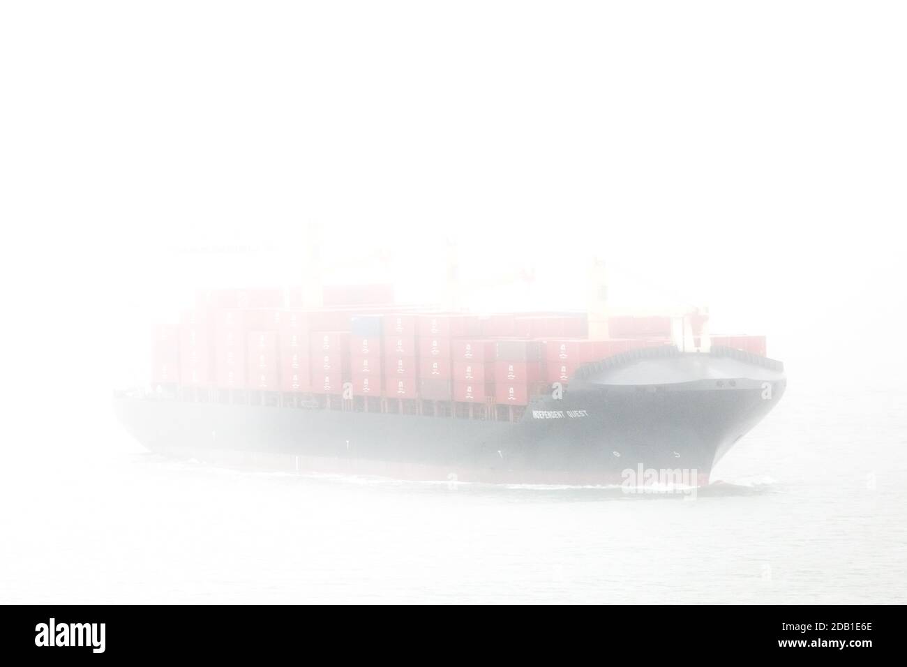 Porto di Cork, Cork, Irlanda. 16 novembre 2020. Container Ship Independent quest si fa strada attraverso il porto di Cork in forte nebbia e nebbia come lei parte con le esportazioni destinate a Chester, Pennsylvania. - credito; David Creedon / Alamy Live News Foto Stock