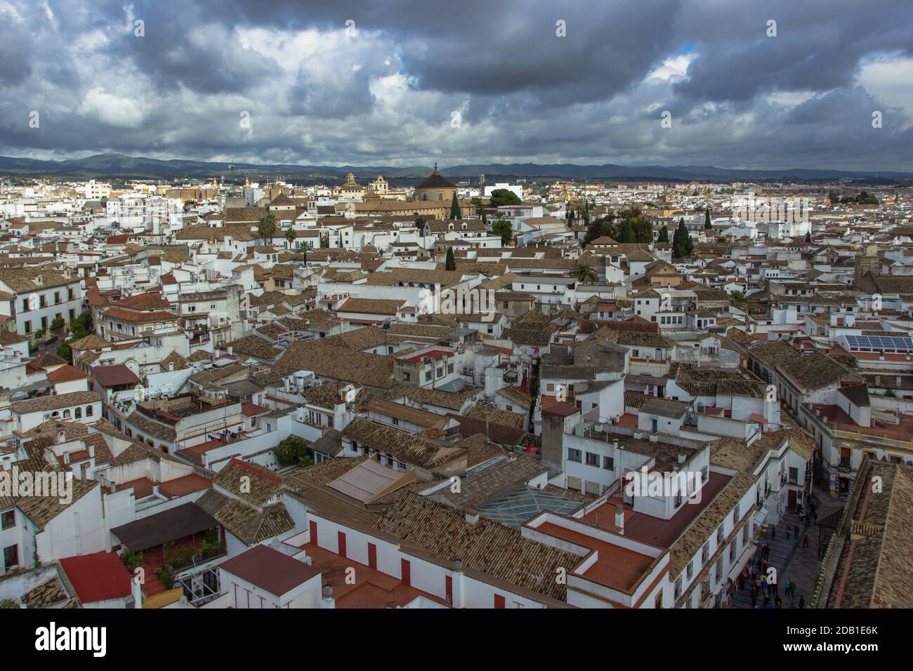 Vista aerea di Cordova, Spagna in un giorno nuvoloso. Vista panoramica della città spagnola Da sopra.Città bianca in Andalusia.pittoresco quartiere ebraico di Cordova con il Foto Stock