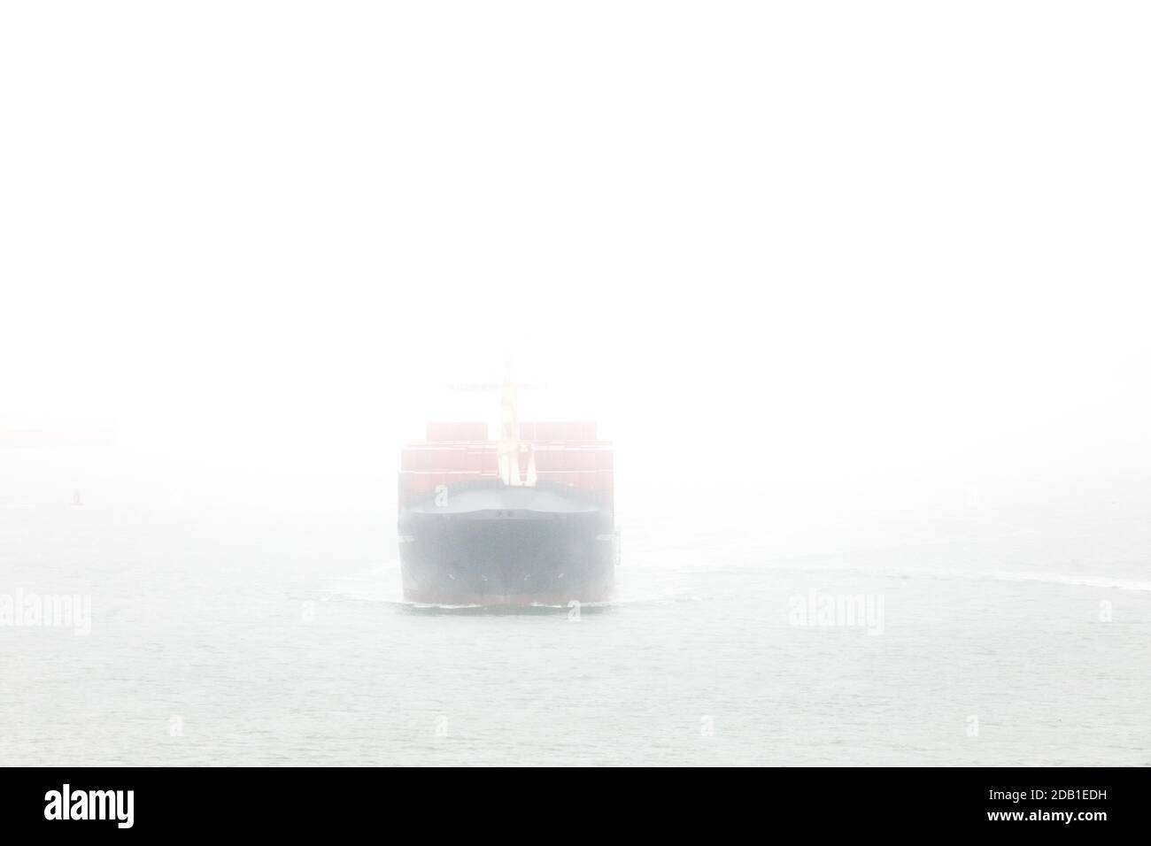 Porto di Cork, Cork, Irlanda. 16 novembre 2020. Container Ship Independent quest si fa strada attraverso il porto di Cork in forte nebbia e nebbia come lei parte con le esportazioni destinate a Chester, Pennsylvania. - credito; David Creedon / Alamy Live News Foto Stock