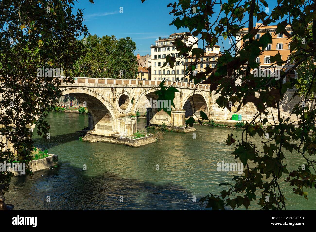 Ponte costruito da Papa Sisto IV su un sito romano, con un 'occhio' circolare per ridurre la pressione dell'acqua. Roma, Lazio, Italia, Europa Foto Stock