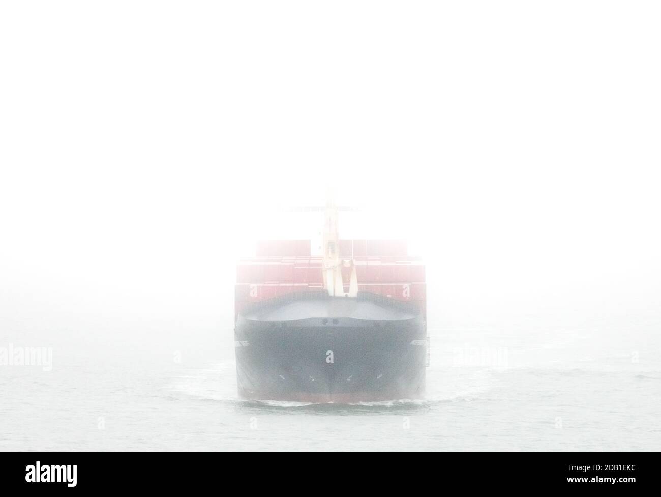 Porto di Cork, Cork, Irlanda. 16 novembre 2020. Container Ship Independent quest si fa strada attraverso il porto di Cork in forte nebbia e nebbia come lei parte con le esportazioni destinate a Chester, Pennsylvania. - credito; David Creedon / Alamy Live News Foto Stock