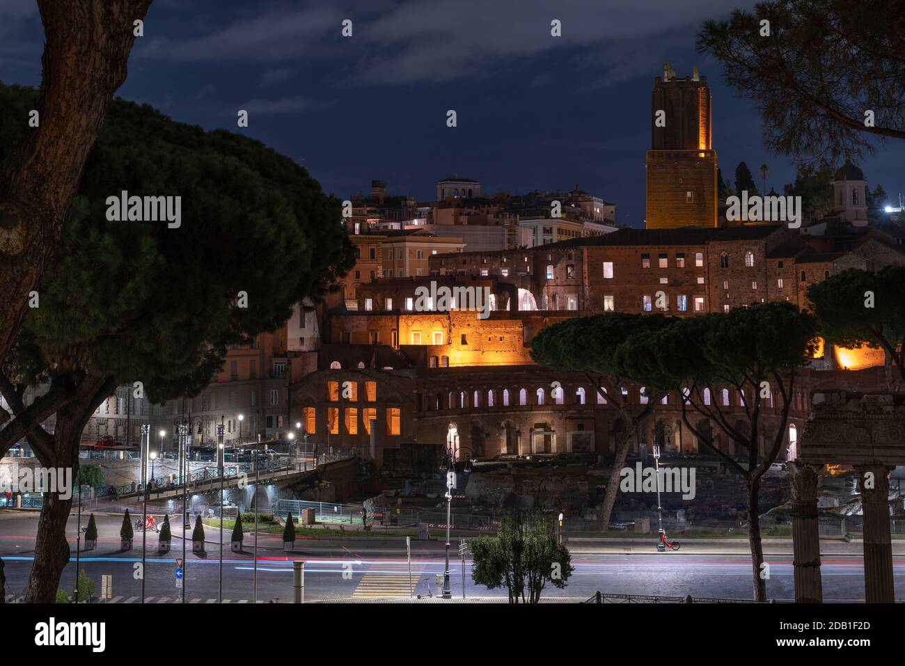 Vista notturna delle rovine del Foro di Traiano e dei mercati di Traiano. Sotto via dei fori Imperiali e le rovine dei fori Imperiali. Roma, Lazio, Italia, Foto Stock
