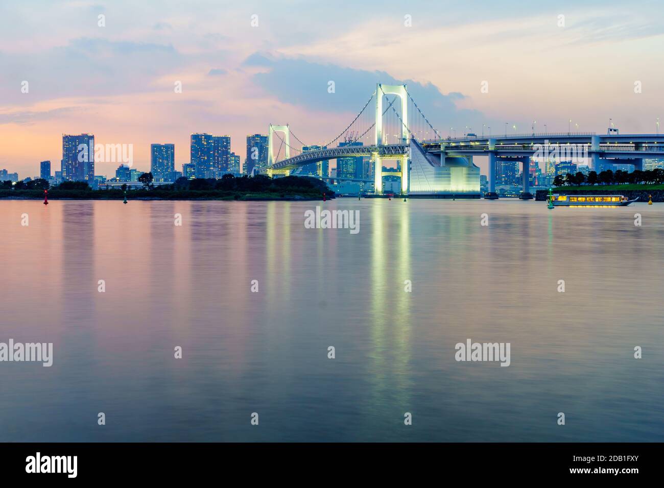 Vista tramonto dello skyline della città e del Ponte di Arcobaleno, a Tokyo, Giappone Foto Stock