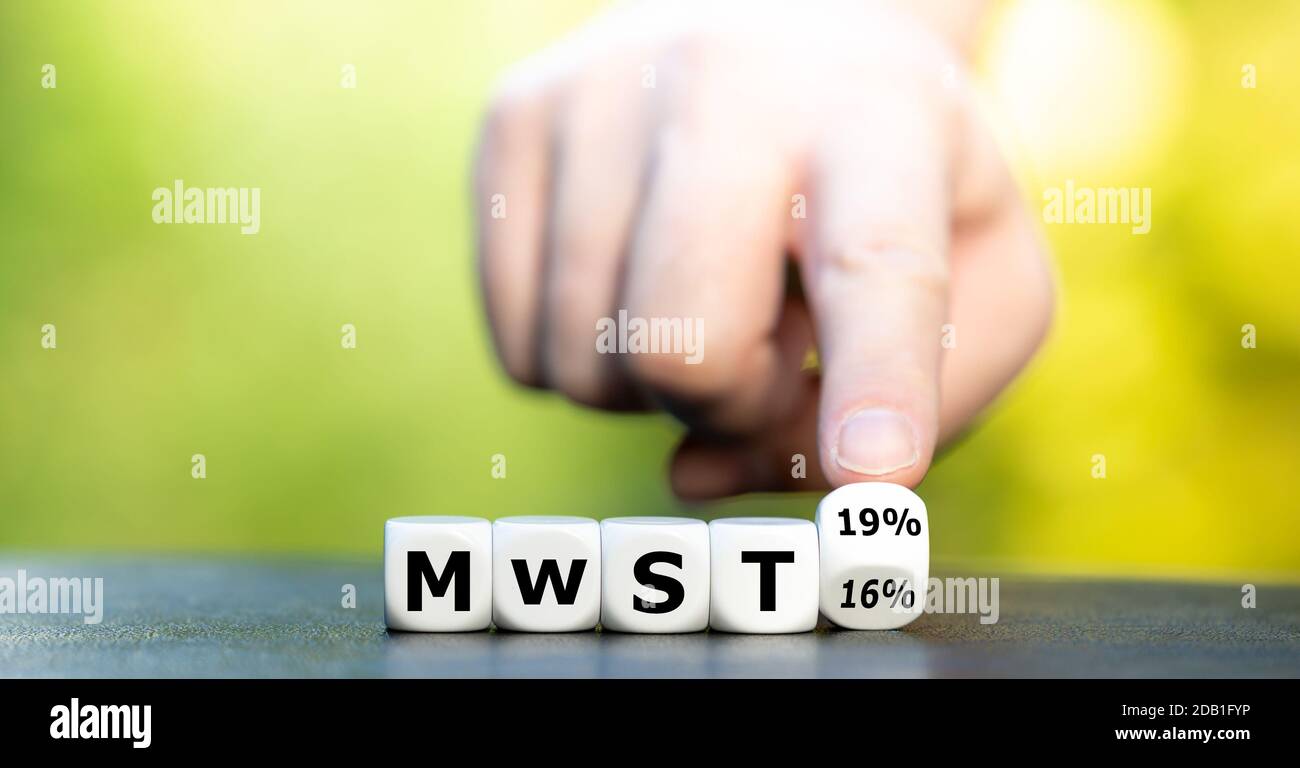 Fine dei pacchetti di stimolo tedeschi nel gennaio 2021. La mano trasforma i dadi e cambia l'espressione "MWST 16%" ("IVA 16%") in "MWST 19%" ("val Foto Stock