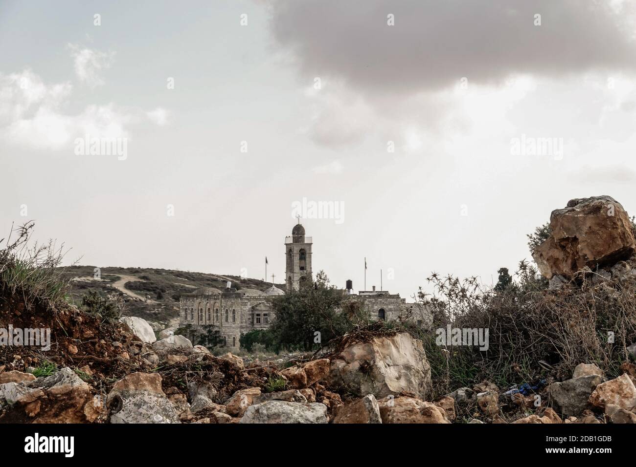 Gerusalemme, Israele. 16 novembre 2020. Una vista ad est del Monastero di Mar Elias da Givat Hamatos. I manifestanti ebrei di destra, sostenitori dell'insediamento ebraico in tutta la ‘terra d'Israele, manifestano contro e costano una delegazione dell'Unione europea guidata dal rappresentante dell'Unione europea ai palestinesi, von Burgsdorff, mentre la delegazione tournée in Givat Hamatos, controverso. Il governo di Netanyahu si è spostato in avanti domenica 15 novembre 2020, pubblicando un bando di gara per la costruzione di 1,257 case a Givat Hamatos, in quello che alcuni sostengono è un passo mirato a precedere il presidente eletto degli Stati Uniti Joe Biden. La Foto Stock