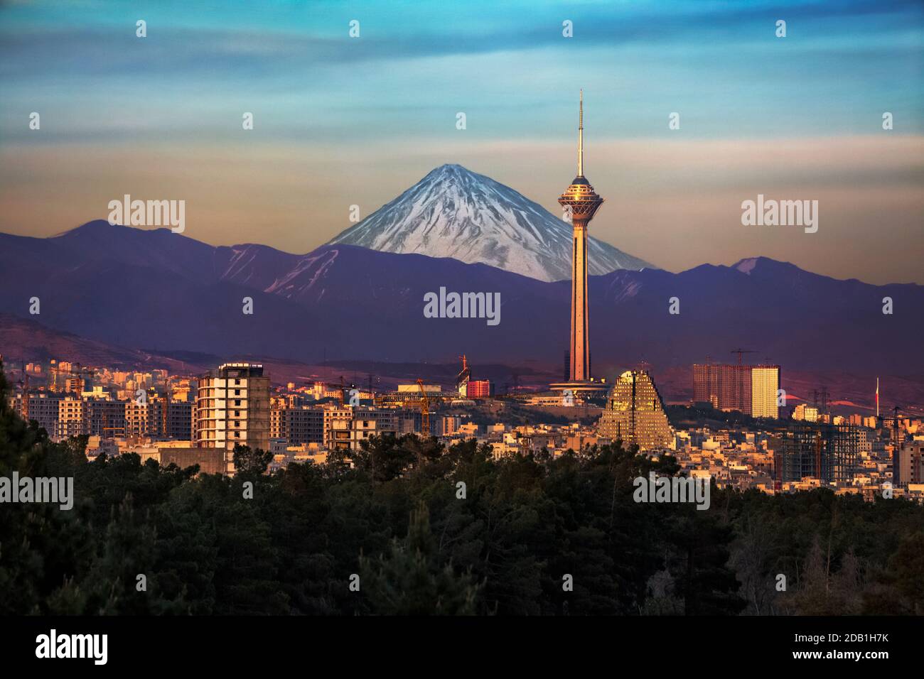 La vista della Torre Milad e del Monte Damavand a Teheran. La Milad Tower è la sesta torre più alta e la ventiquattresima struttura indipendente più alta del mondo. Foto Stock