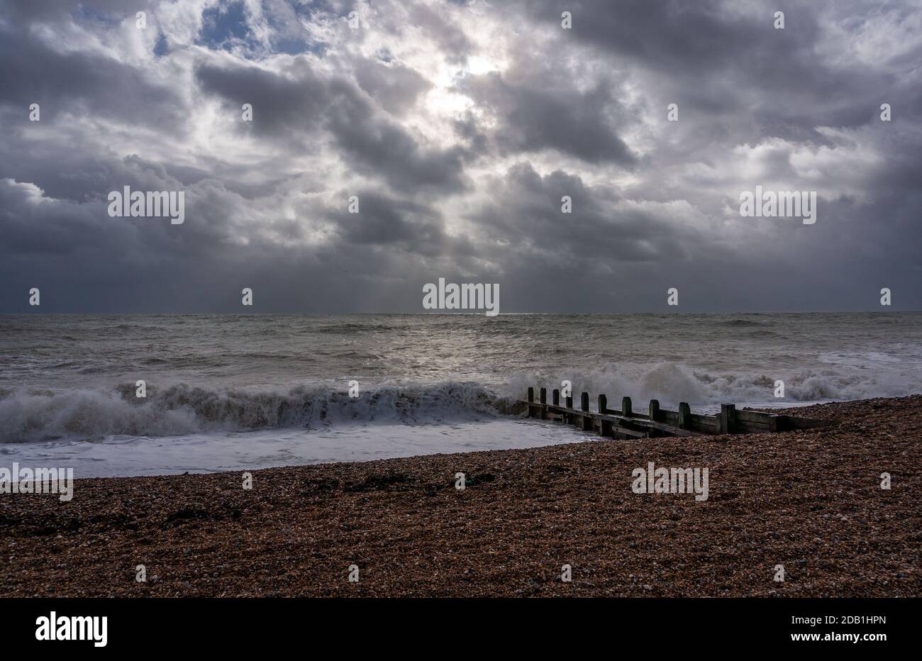 Mare accidentato e venti alti sul lungomare di Worthing, West Sussex, Regno Unito Foto Stock