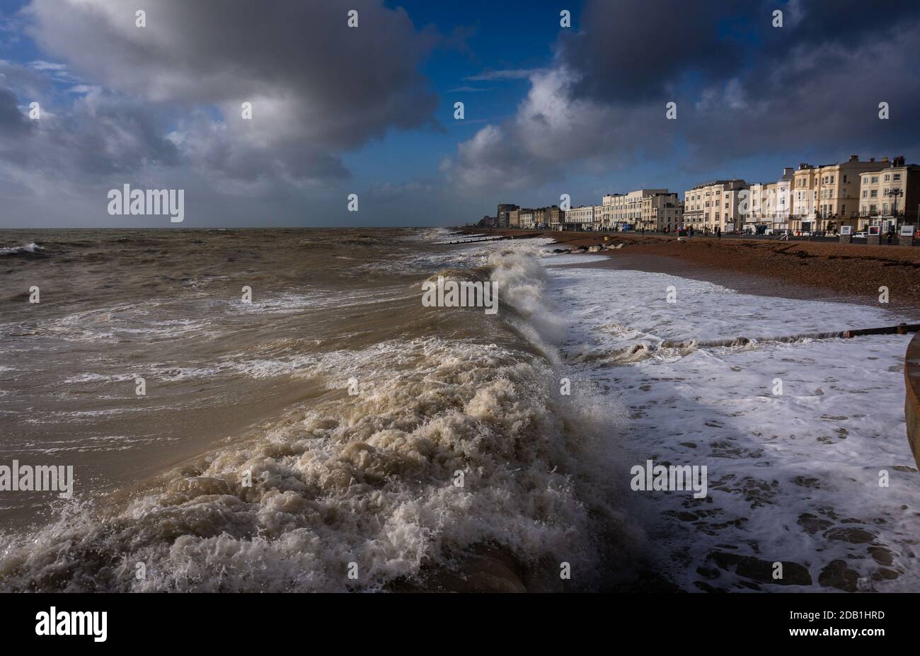 Mare accidentato e venti alti sul lungomare di Worthing, West Sussex, Regno Unito Foto Stock